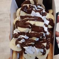 Topping : bananes + chantilly + chocolat fondu, tout Vegan! at VeganWaf in Brussels