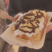 Vegane Waffel mit Banane, Sahne und Schokolade (7€) at VeganWaf in Brussels