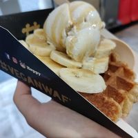 Avec bananes boule de glace vanille et caramel salé at VeganWaf in Brussels