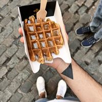 Gofre vegano con salsa de caramelo salado  at VeganWaf in Brussels