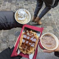 Gaufre avec sauce chocolat, cappuccino et chocolat chaud. Tout incroyable ! L' endroit plus délicieux des gaufres, je recommande à tout le monde - vegan ou pas!!! 💖💖💖 at VeganWaf in Brussels