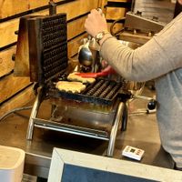 Frische Zubereitung der Waffeln ⭐️⭐️⭐️⭐️⭐️  at VeganWaf in Brussels