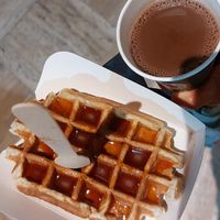 Salted caramel waffle and hot chocolate at VeganWaf in Brussels