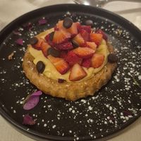Crostata con crema pasticceria vegana, fragole e cioccolato at Lorens in Massa