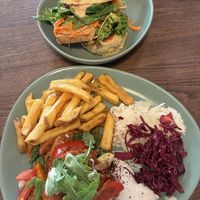 Veganes Schaschlik und Erdnuss-Tofu-Burger  at Zum glücklichen Bergschweinchen in Kassel