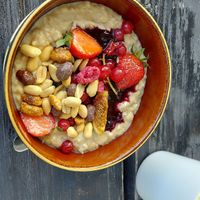 Porridge and cappuccino with oat milk at Spreegold in Berlin