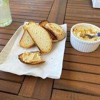 Pan con hummus (cortesía de la casa) 🙏🏼  at Aguacate in La Paloma