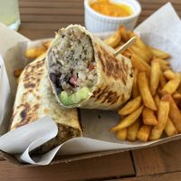 Burrito de seitán con papas y mayonesa de zanahoria 🥕   at Aguacate in La Paloma