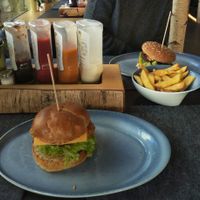Vegan burgers & chips at Hans im Glück in Frankfurt