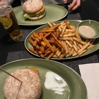 Veganer Chickenburger, Pommes mit Veganer Trüffelmayo  at Hans im Glück in Frankfurt