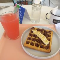 Waffle de chocolate e limonada rosa at Casinha Cafe in Brasilia