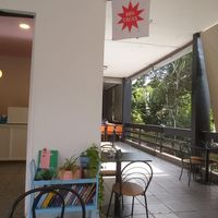 Livros perto da entrada at Casinha Cafe in Brasilia