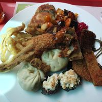 Bardana frita, bao, bife de soja, berinjela diferente, rolinho, sushi... at San Ro in Belo Horizonte