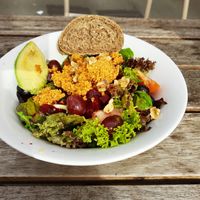 Avocado superfood salad at Dean & David - Baarerstrasse in Zug