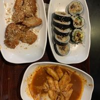 tteokbokki is normally more (couldn’t contain myself before the photo), kimbap and fried ‚chicken‘!  at Maru JaYeonSik Kimbap in Seoul