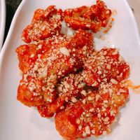 Plant-based Fried Chicken. Peanut topping? 식물성 콩 양념치킨입니다. 경험치상 먹어봤어요. 가격대비 괜찮습니다. 위에 땅콩가루는 알러지 있으 at Maru JaYeonSik Kimbap in Seoul