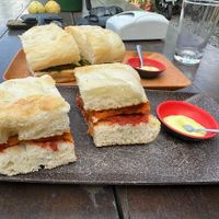 Queijo quente e sanduíche com pesto e abobrinha at Comedoria in Bombinhas