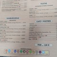 Carta con opciones plantbased (hamburguesa y fajita "VEGANA"). Aparece añadido como alérgeno "lácteos".😅 at La Buena Vida in Granada