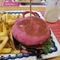 Hambúrguer de beterraba no bolo do caco at Bira dos Namorados in Braga