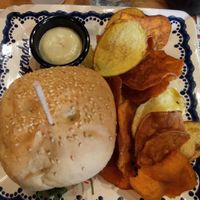 Hambúrguer vegan muito bom! O molho para as batatas é também vegan (abacate e Lima). Tudo muito bom! at Bira dos Namorados in Braga