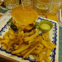 Hamburger vegan com batatas fritas e mayonnaise vegan at Bira dos Namorados in Braga