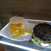 Geiler veganer Burger mit Pommes und Majo at Take A Veg in Dublin