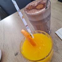 Jus and latte, don't forget to ask oat milk even if you said you are vegan at Coffeelicious Bakery in Dordrecht