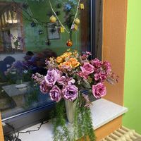 Christbaumkugeln findet man auch im asiatischen Raum gelegentlich ganzjährig.  at Vegan Village in Hannover