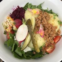 Kluski z ‘miesem’ (nadziewane tofu I soczewica). Bardzo smaczne. Polecam! at House of Seitan in Gdansk