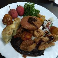 Bastante diversidase se opções, do sushi a feijoada (e nesse dia, peguei os dois) at Yan Shan Zay in Belo Horizonte