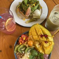 Tost z awokado i pesto i tropikalne Smoothie bowl   at Mama Carmen's in Mallorca