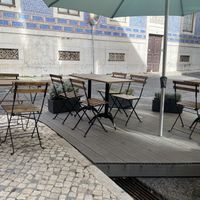 Outdoor seating at Melbourne Elouera in Lisbon
