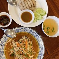 Vegan chicken on rice (40 THB), Papaya salad (40 THB)  at Chew Xin Jai in Pai