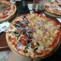 Vegan pizza in the middle at Caldo Gourmet Pizza Bar in Beer Sheva