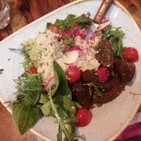 Bowl con falafel, quinoa, verdure, salsa di avocado e salsa di barbabietola. at Organic Kitchen in Casablanca