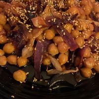 Wok de garbanzos con ajo negro, col morada y salsa de kimchi  at Restaurante Amaltea in Cordoba
