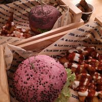 Cheesy cecio (arriba) y Cherry bomb (abajo) con patatas buenas/bravas y flower bombs at Flower Burger in Bari