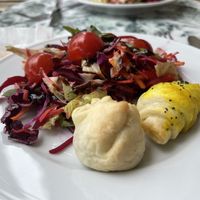 Ensalada con canapés de chorizo y salchica veganos  at Donna Veggie in Guimaraes