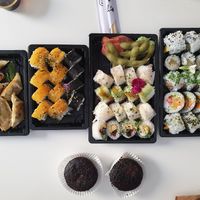 Varied sushi options, gyozas and chocolate minicakes at Legumi Sushi Vegan in Lisbon