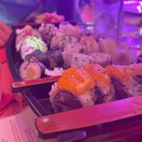 Veganes Sushi. Das orangene sind Orangenstücke.  at Legumi Sushi Vegan in Lisbon