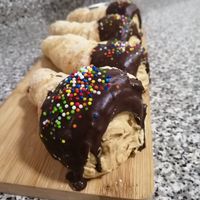 Cachitos de milhojas rellenos de mantequilla de maní y leche condensada de coco con cubierta de chocolate / puff pastry "cachito" filled with peanut butter and coconut condensed m at Veggie Lunch in Santiago