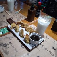 Guioza de abóbora e limonada com leite de coco at Samba Fresh in Belo Horizonte