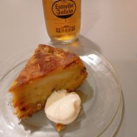 Pinchó di Tortilla e cagna (beer and tortillia vegan) 5 euro at La Piparra in Bilbao