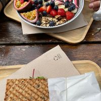 Acai bowl with extra fruit and Favocado Sandwich with vegan truffle mayo   at Mr. Morris in Tilburg