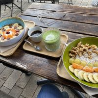 Coconutyoghurtbowl and overnight oats   at Mr. Morris in Tilburg