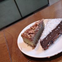 salted caramel cheesecake & choco chia kokoscake at SLA - Claude Debussylaan in Amsterdam