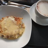 Cherry crumble with vanilla sauce and oat milk hot chocolate at Sattgrün Kolumba Viertel - Mitte in Cologne