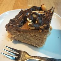 Snickers cake. at Sattgrün Kolumba Viertel - Mitte in Cologne