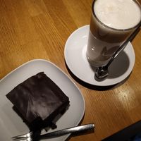 Chai Latte und Schoko-Kirsch-Kuchen at Sattgrün Kolumba Viertel - Mitte in Cologne