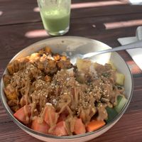 White rice, pineapple, tomato, cucumber, chickpeas, duku nuts - with a mostly consumed green machine smoothie   at One Happy Bowl in Noord